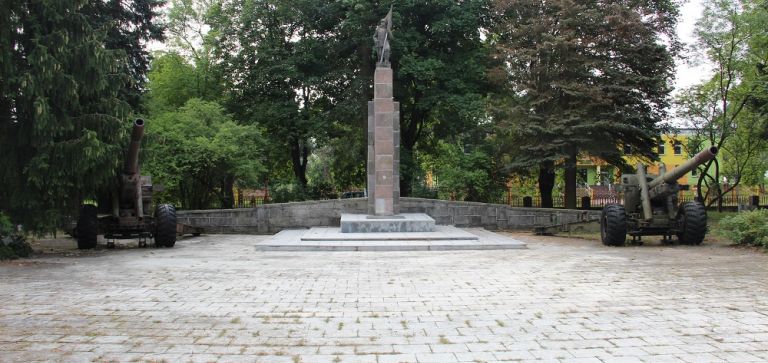 Remont na cmentarzu wojennym żołnierzy radzieckich