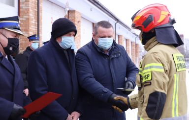 Prezydent Łukasz Kulik przekazał strażakom klucze do nowego wozu