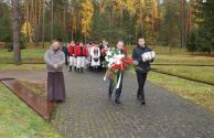 Grzegorz Płocha i Michał Skowroński składają kwiaty pod pomnikiem katyńskim
