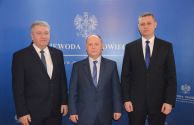 Wojewoda mazowiecki Zdzisław Sipiera, I wicewojewoda Sylwester Dąbrowski (po lewej) oraz II wicewojewoda Artur Standowicz (po prawej) 