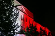  Narodowe barwy na budynku ratusza (3)