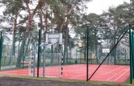 Boisko sportowe w parku miesjkim (1)