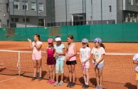 Wakacyjne nauczanie gry w tenisa ziemnego