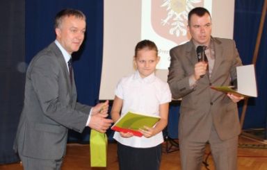 Zbierali baterie i makulaturę – dziś odebrali nagrody