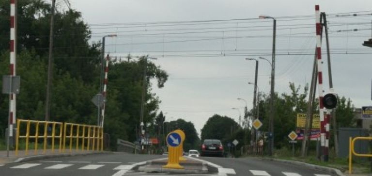 Przejazdy kolejowe bez znaków  „STOP”