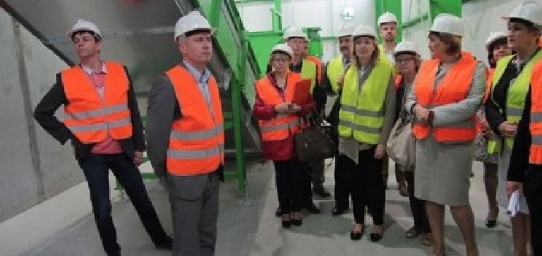 Radni zwiedzili stację segregacji odpadów