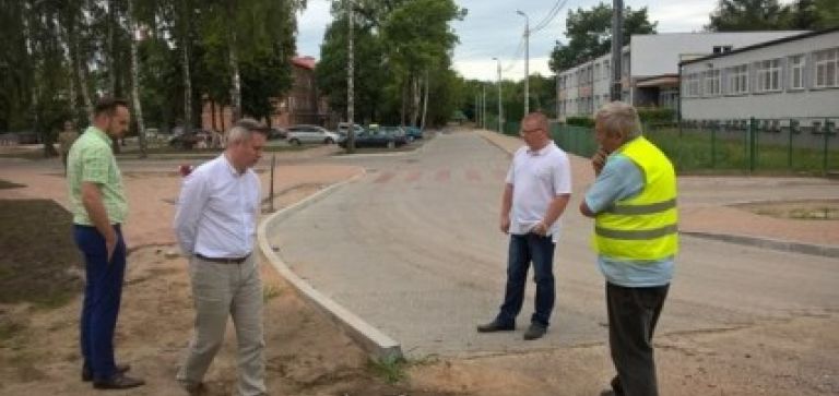 Końcowe prace przy ulicy Koszarowej