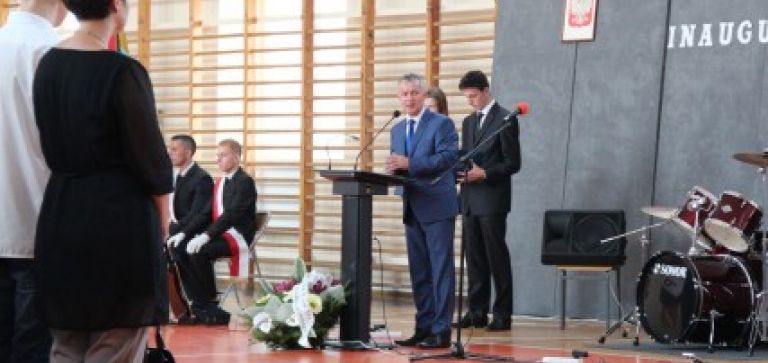 Zabrzmiał szkolny dzwonek