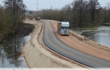 Pierwszy asfalt na przeprawie zastępczej