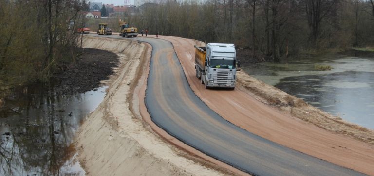 Pierwszy asfalt na przeprawie zastępczej