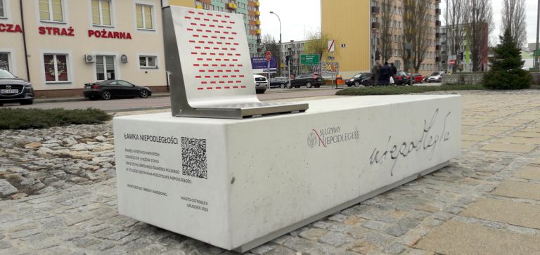  Ławka Niepodległości w Ostrołęce