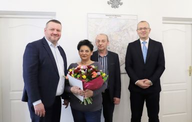 Ciepłe słowa i kwiaty dla przechodzącej na emeryturę pani Joli