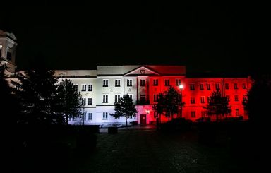 Urząd miasta w patriotycznych barwach