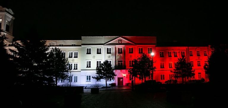 Urząd miasta w patriotycznych barwach