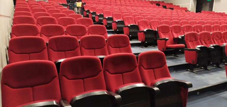 Fotele w sali kinowej OCK odnowione