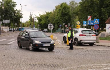 Strażnicy miejscy kierują ruchem
