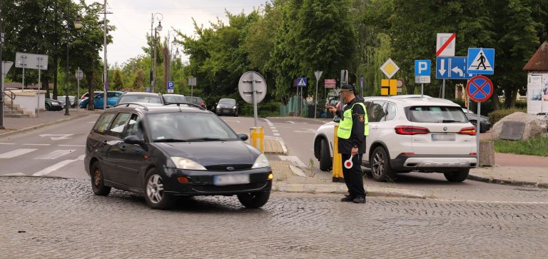 Strażnicy miejscy kierują ruchem