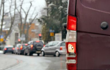 Uwaga! Plama oleju na moście kard. Wyszyńskiego. Są utrudnienia