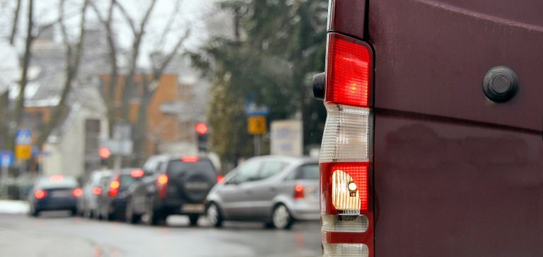 Uwaga! Plama oleju na moście kard. Wyszyńskiego. Są utrudnienia