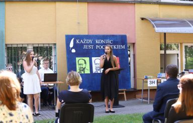 Tegoroczni maturzyści z I LO pożegnali szkolne mury
