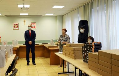 Przekazaliśmy laptopy i sprzęt komputerowy