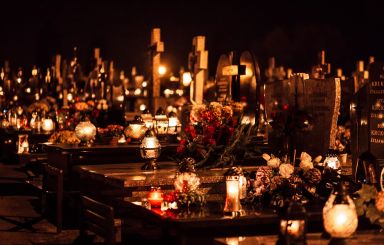 Cmentarze będą zamknięte. Mieszkańcy tłumnie odwiedzają groby bliskich