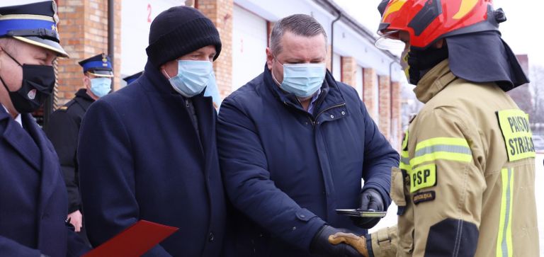 Prezydent Łukasz Kulik przekazał strażakom klucze do nowego wozu