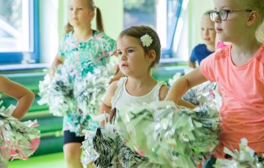 Dzieci poznały podstawy cheerleadingu