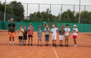 Wakacyjne nauczanie gry w tenisa ziemnego dobiegło końca