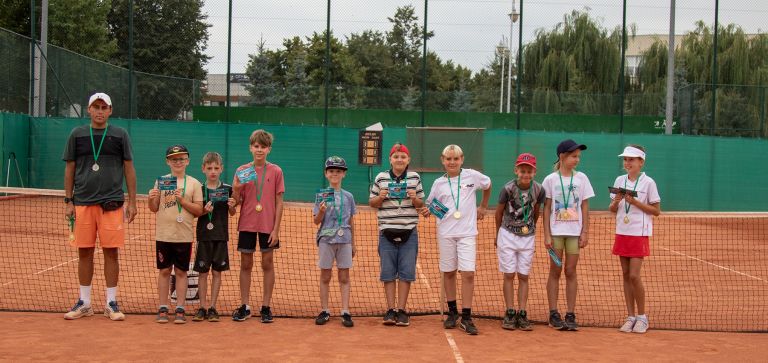 Wakacyjne nauczanie gry w tenisa ziemnego dobiegło końca