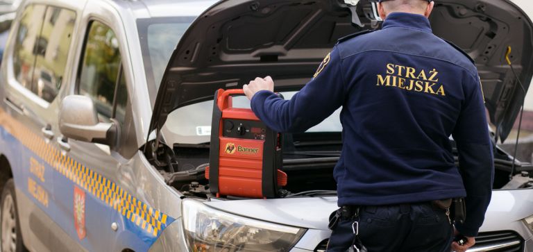 Auto nie uruchamia się po mroźnej nocy? Pomogą Strażnicy Miejscy