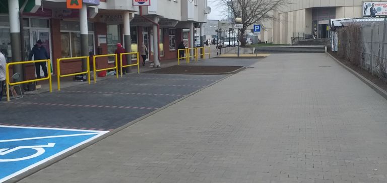 Kiedyś były piaski, teraz jest droga, parking i schody